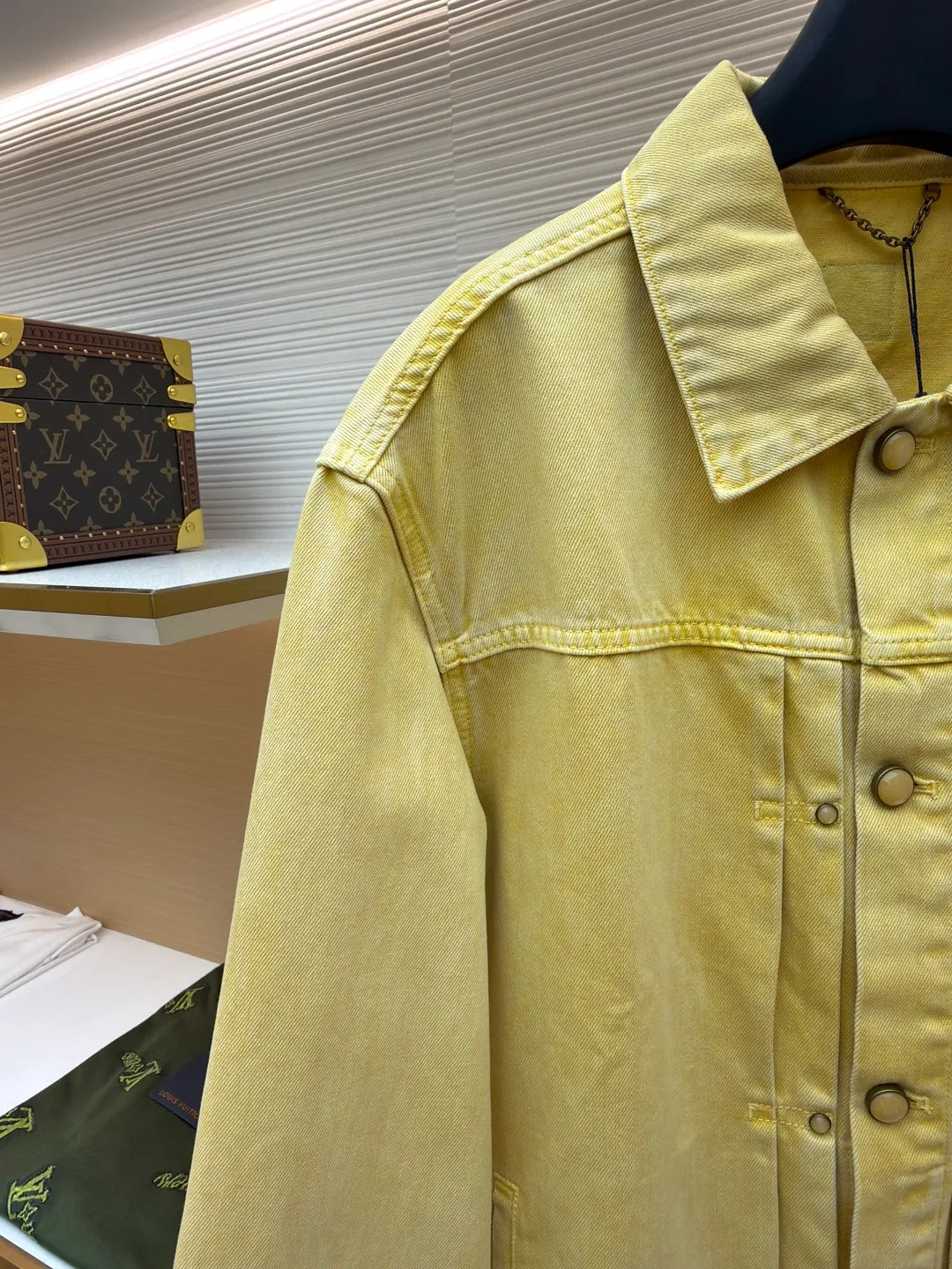 LOUIS VUITTON dyed embossed denim jacket ●Original version: Purchased and developed in 19594 ●Item number: 1681049-B65 ●Material: denim fabric ●Technology: embossed production ●Version: fitted version ●Weight: about 1049 grams ●Size: 46-48-50-52 ●Description: This style is processed through garment dyeing to create a washed retro effect, and then uses a splicing structure and hammer fixing rings to express the workwear style. Monogram embroidery adorns the sides and left patch pocket, and pearlescent buttons and rivets complete the detail. Pair it with the same style to add to your summer wardrobe. The overall wiring is straight and delicate, the fabric is comfortable and soft, and the color is consistent without color difference. It can be matched with the same style to create a fashionable look and control various occasions. Customized accessories, complete with three standards, same style for men and women!